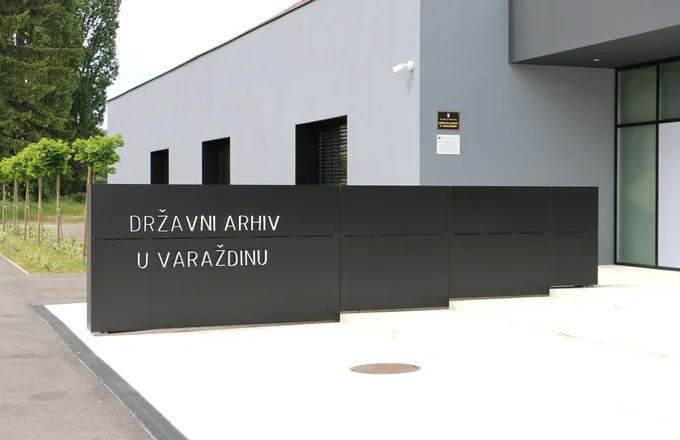 Ulaz u zgradu Državnog arhiva u Varaždinu s kamerom videonadzora na fasadi