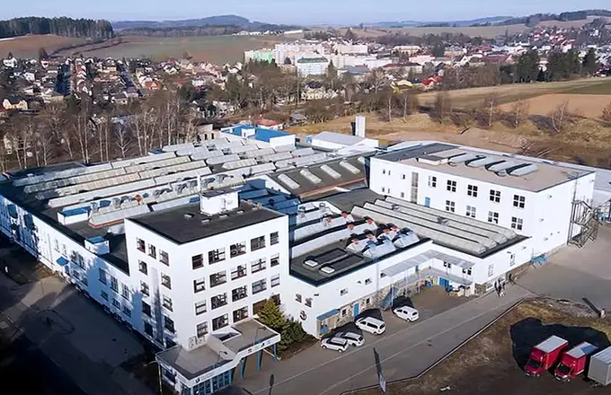 Pogled iz zraka na proizvodni pogon i upravnu zgradu tvrtke Hilding Anders