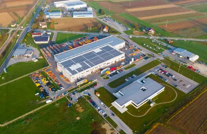 Pogled iz zraka na proizvodni kompleks RASCO sa solarnim panelima na krovu hale
